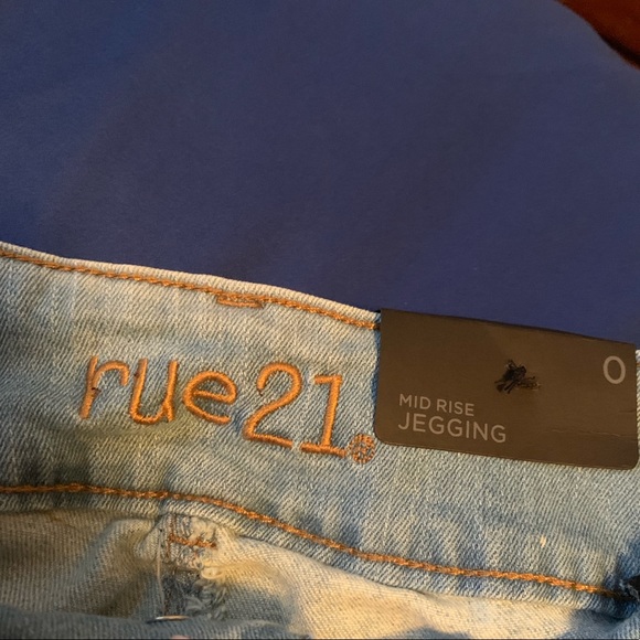 Rue21 Distressed Light Wash Mid Rise Jeggings - Picture 3 of 3